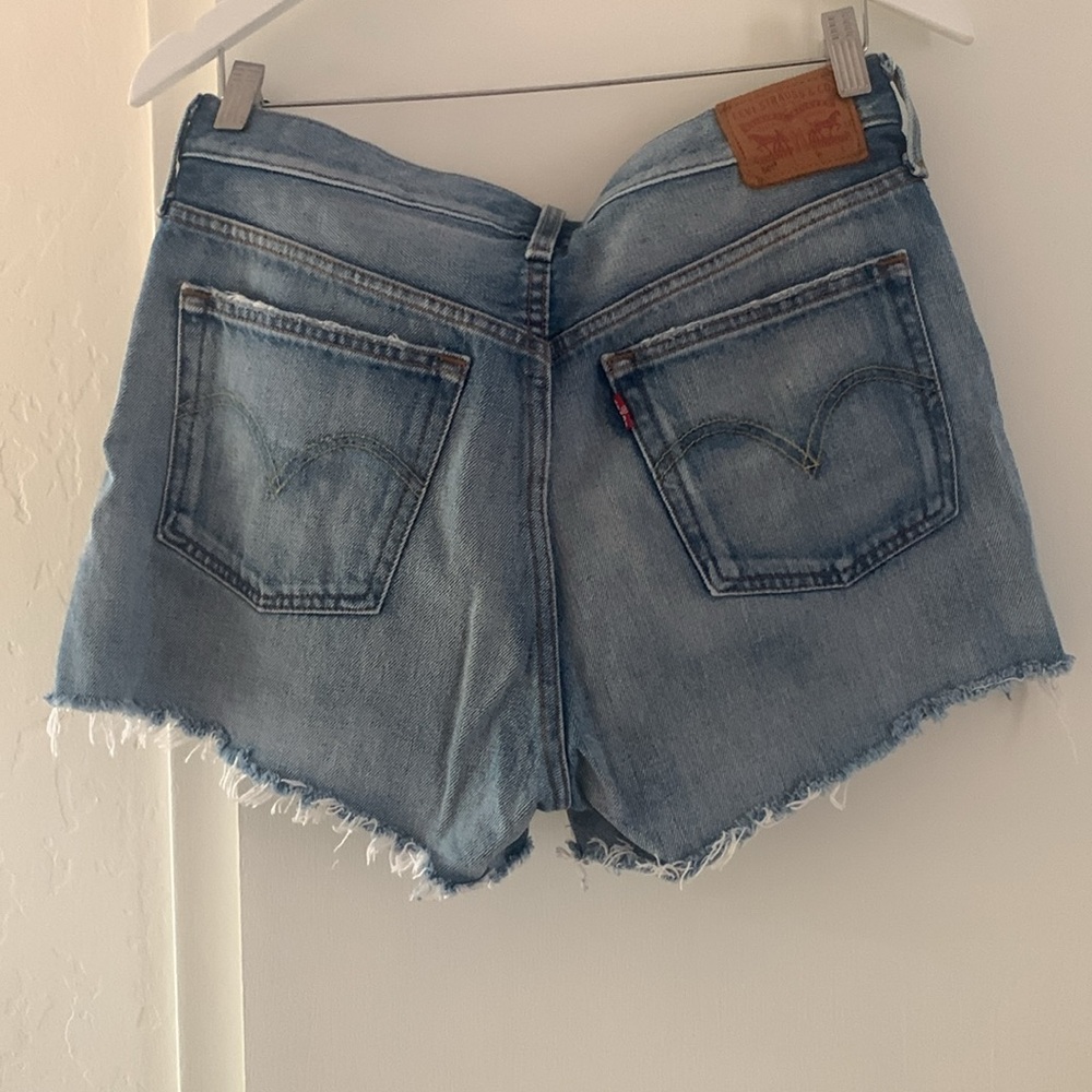 Distressed 501 Levi’s Shorts - Picture 3 of 5